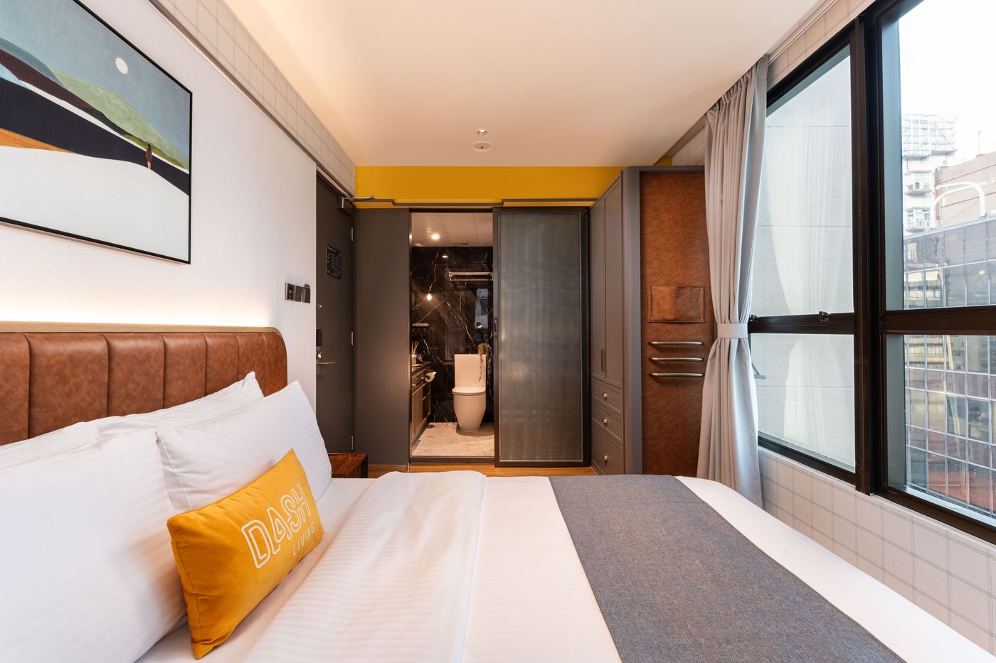 Dash-Living-on-Hollywood-Room-14