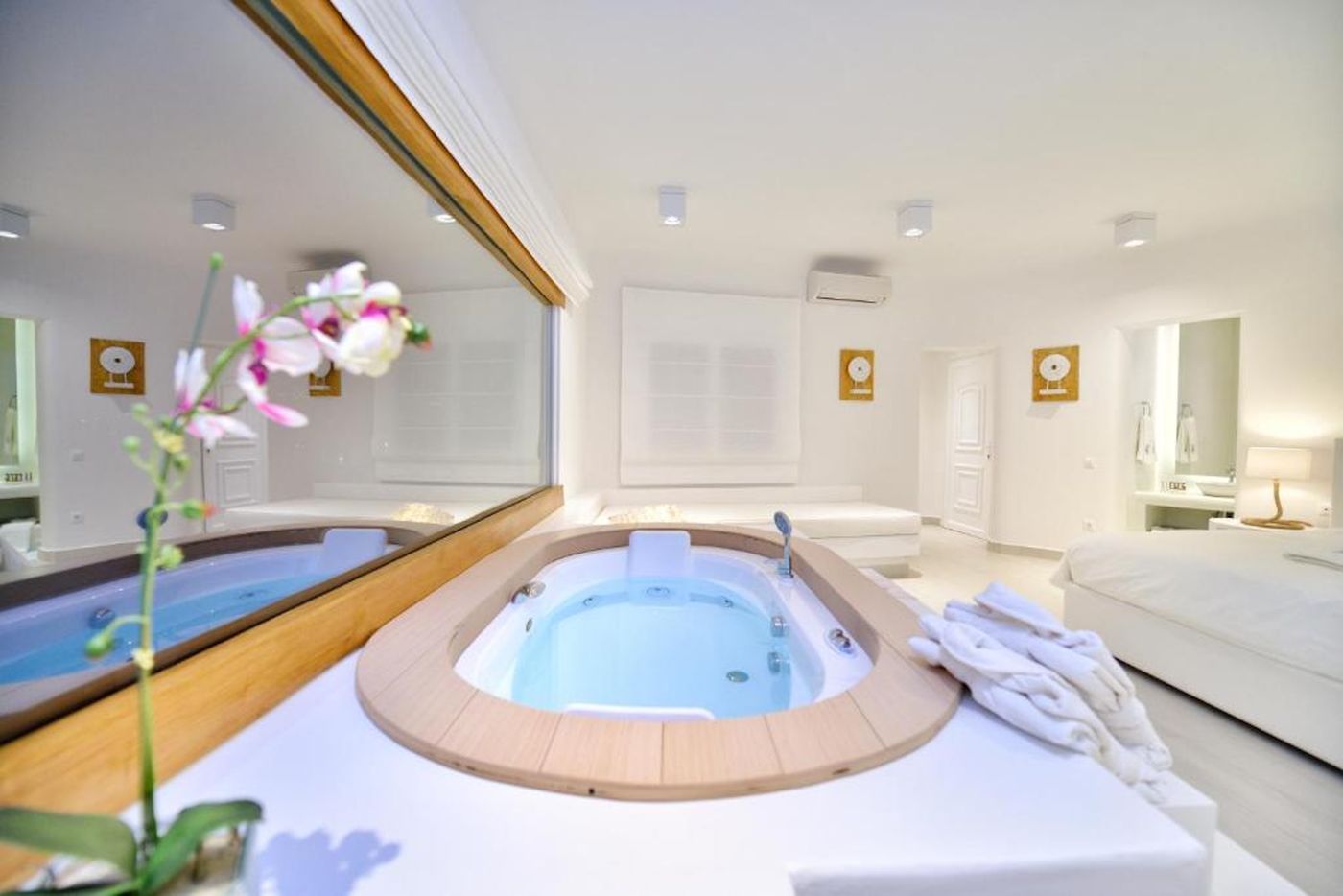 Saint-John-Hotel-Villas---Spa-Room-88