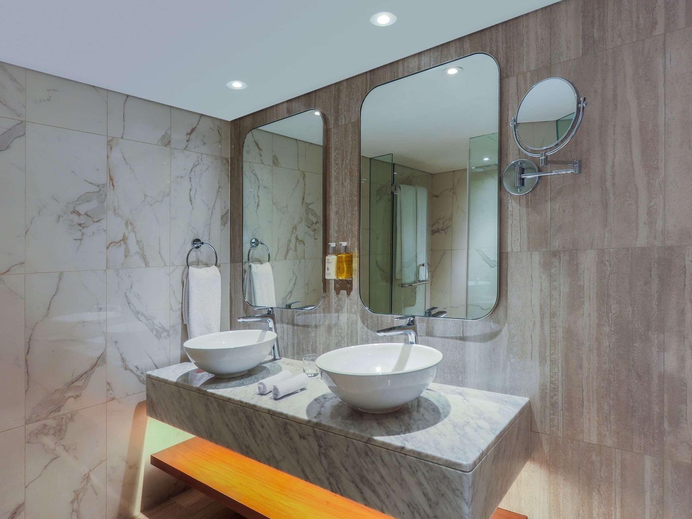 Queen-Elizabeth-2-Hotel-Room-49