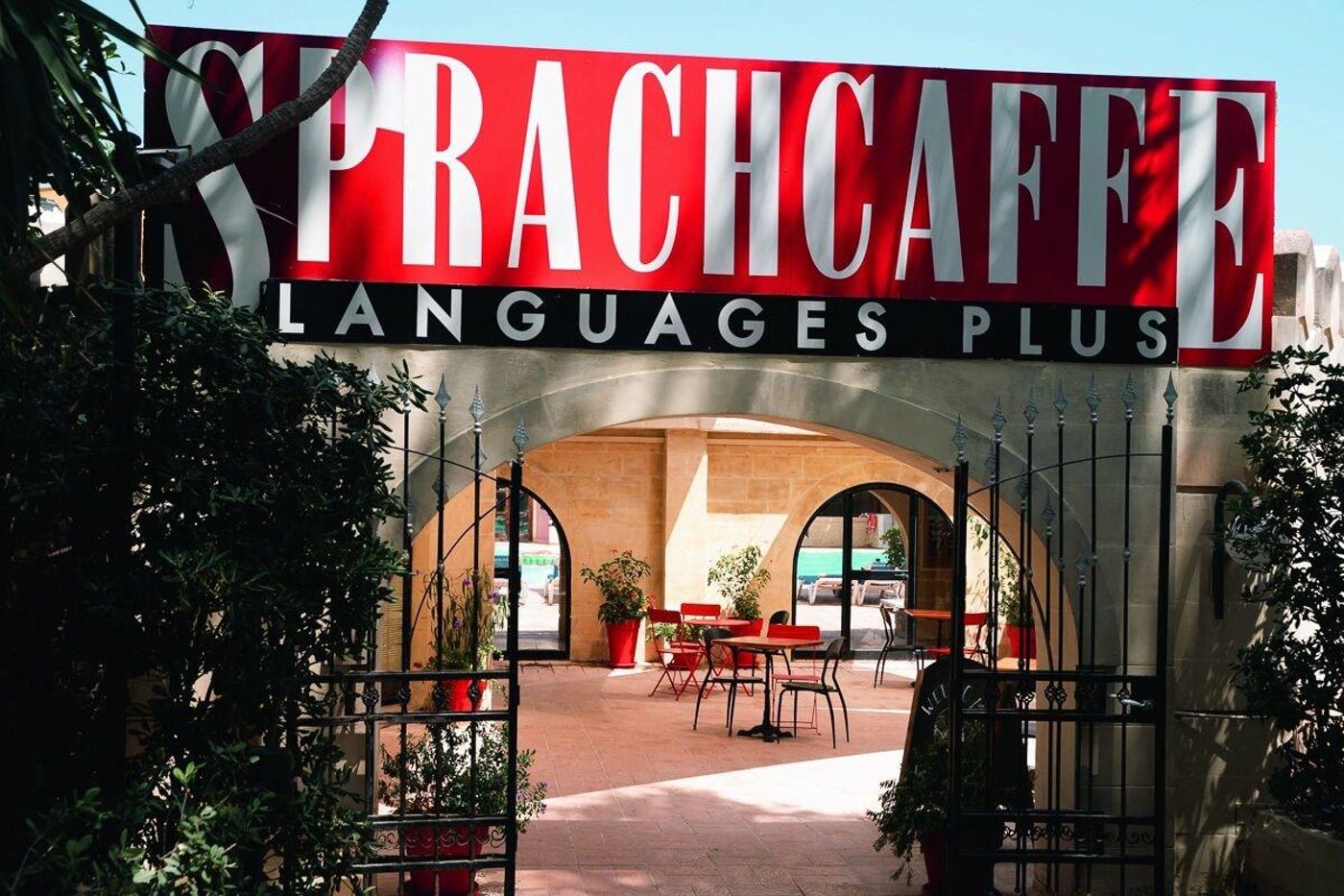 Sprachcaffe-International-Aparthotel-Pembroke-Lobby-41