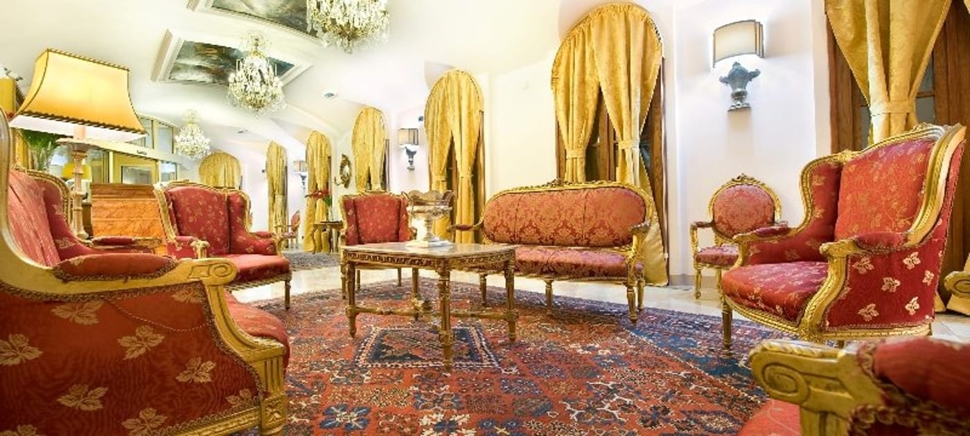 Charles-Bridge-Palace-Lobby-10