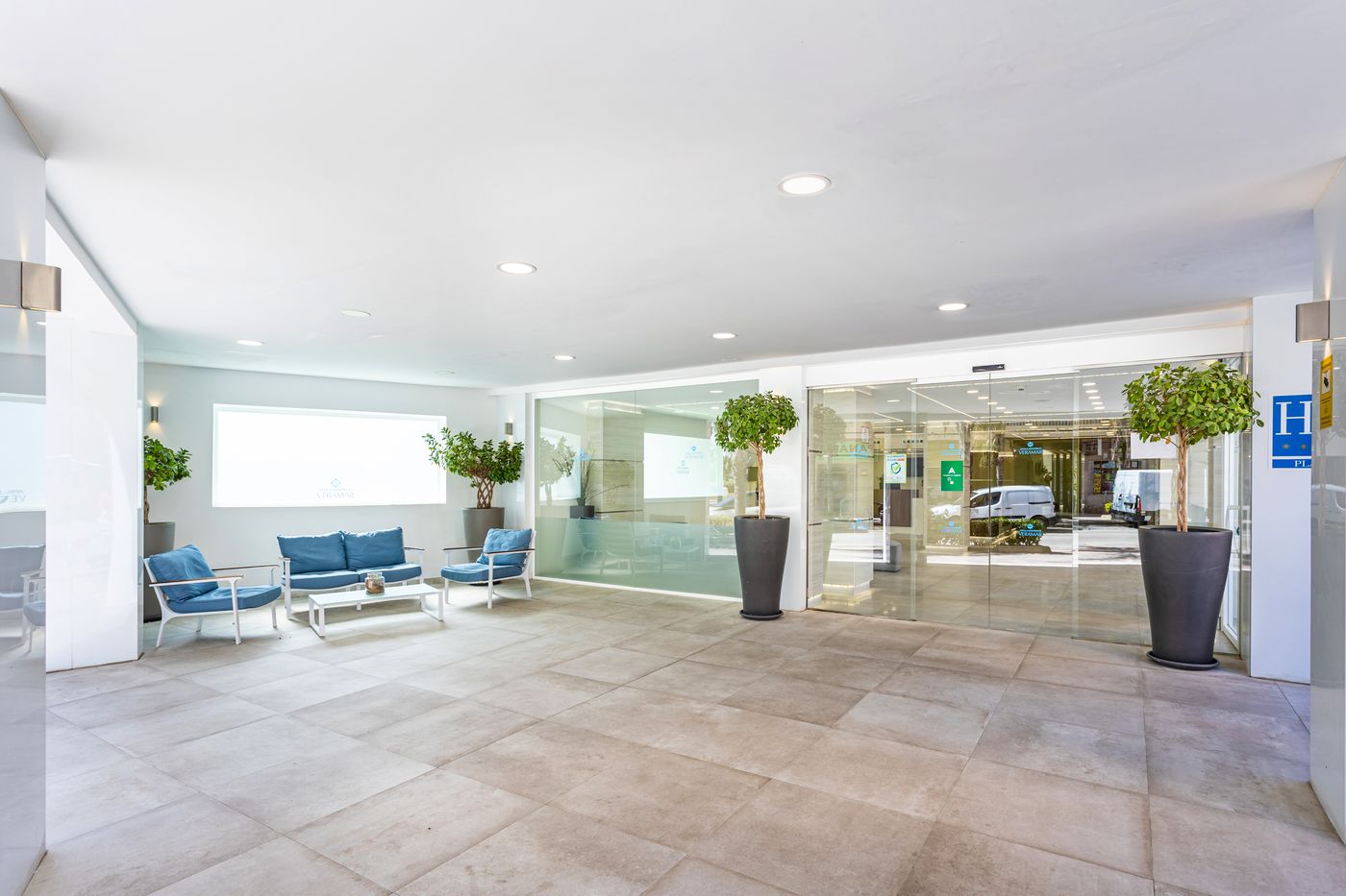 Aparthotel-Veramar-Lobby-61