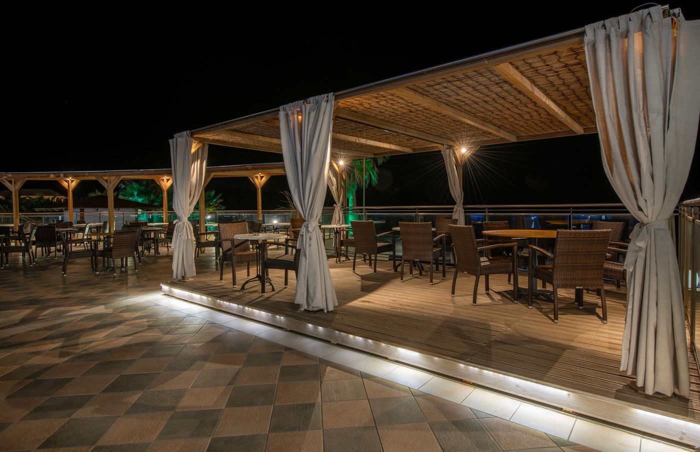 Hydramis-Palace-Beach-Resort-Bar-38