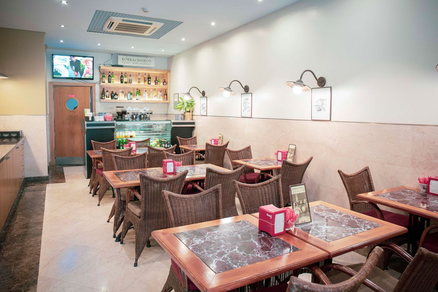 Apartamentos-Turisticos-Atlantida-Bar-38