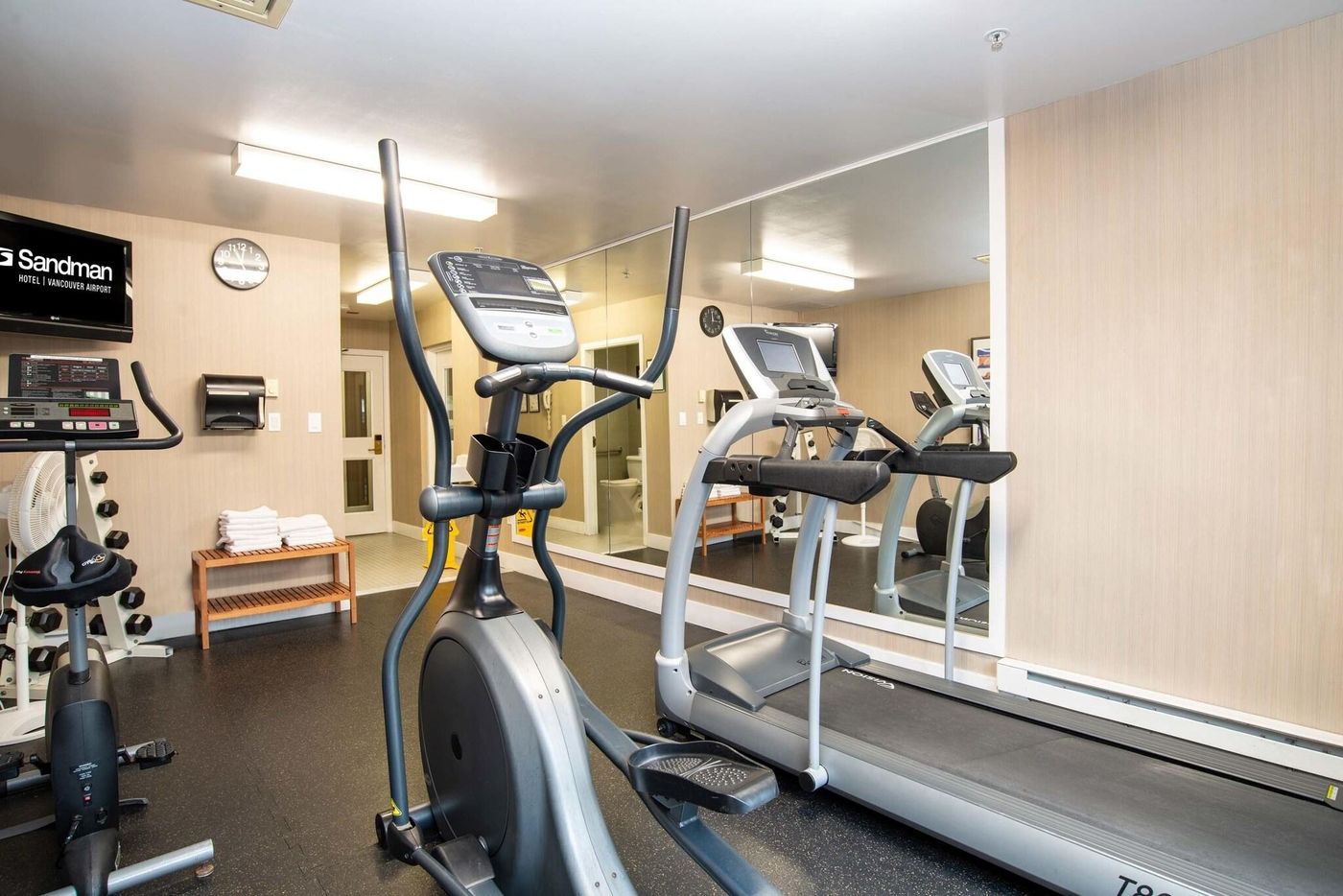 Sandman-Hotel-Vancouver-Airport-Sports-and-Entertainment-50