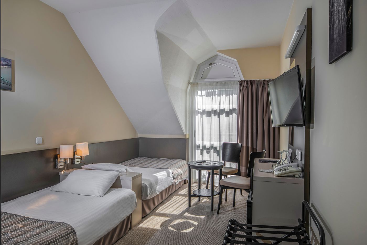 Corvin-Hotel-Budapest---Corvin-wing-Room-27