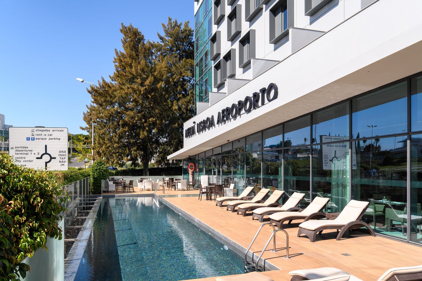 Melia-Lisboa-Aeroporto-Pool-12