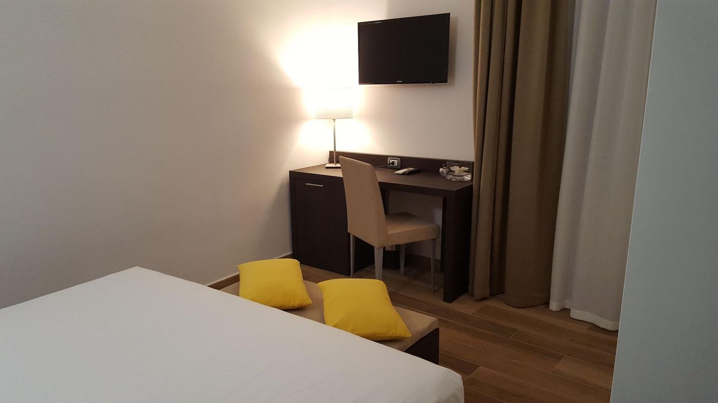 Una-Finestra-Su-Monti-Room-16