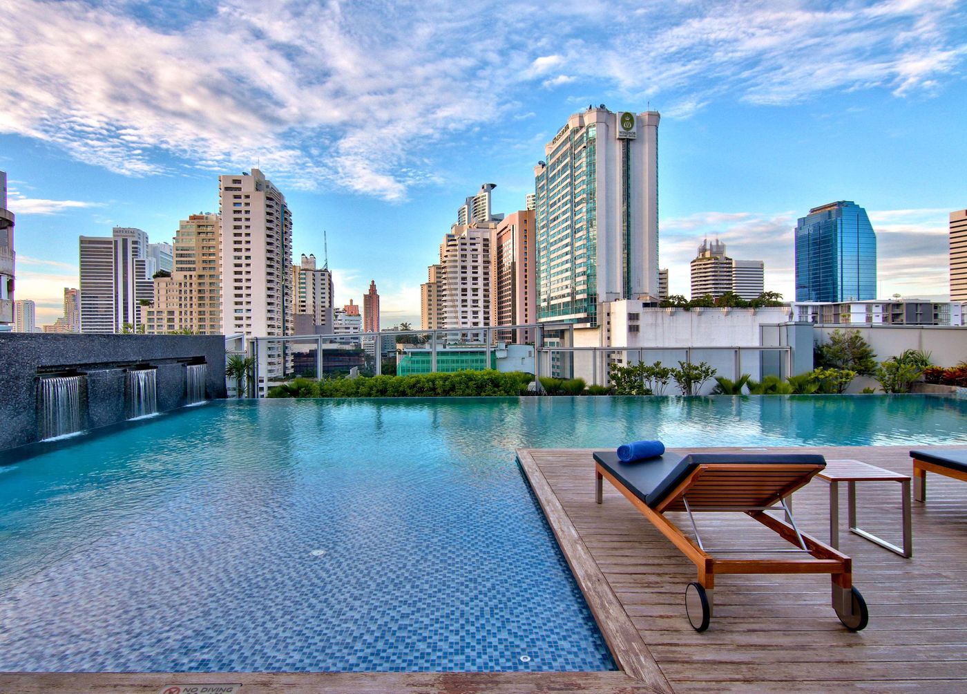 Radisson-Blu-Plaza-Bangkok-Pool-1