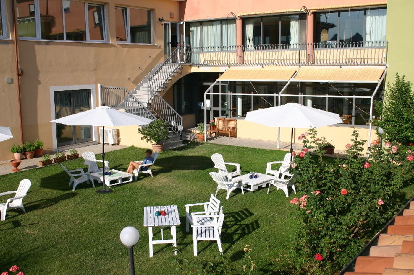 Pausania-Inn-Terrace-6