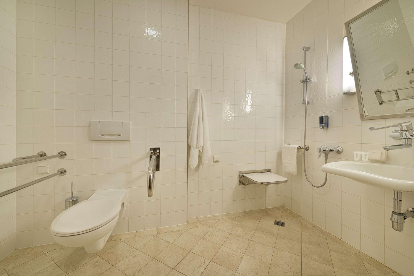 EA-Hotel-Julis-Room-34