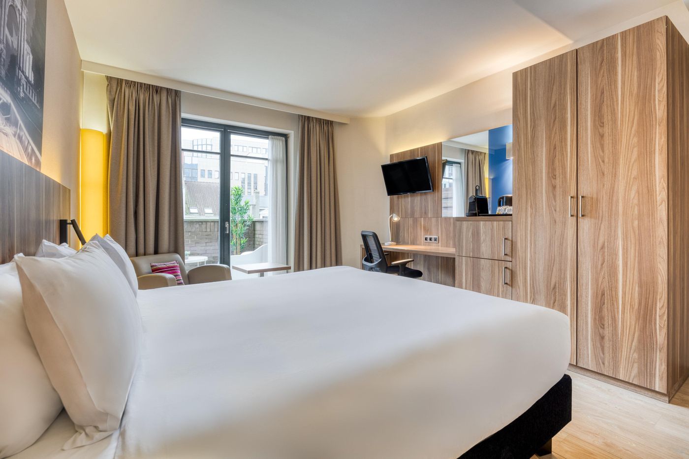 Holiday-Inn-Brussels-Schuman-Room-8