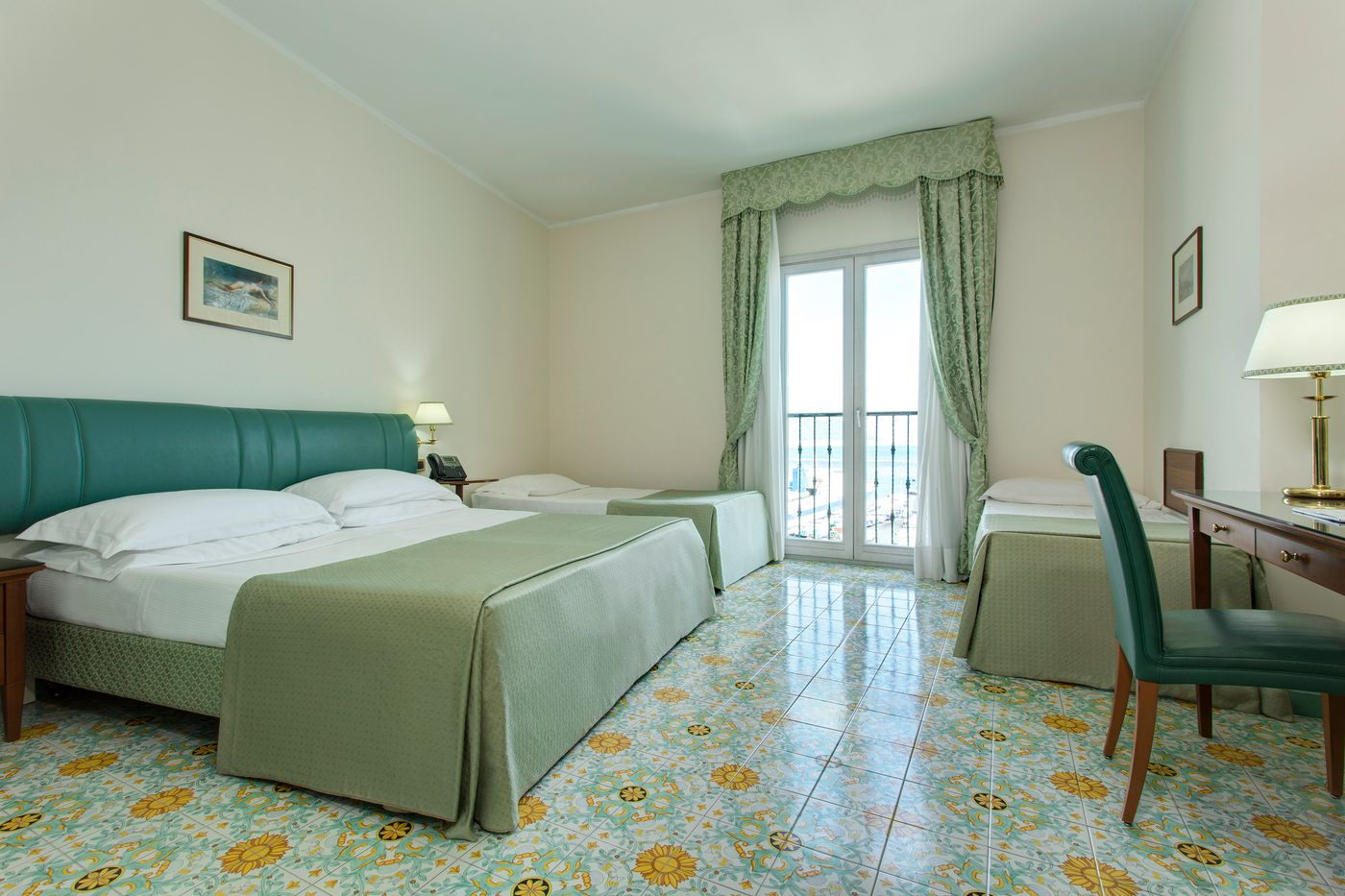 Lloyd-s-Baia-Room-13