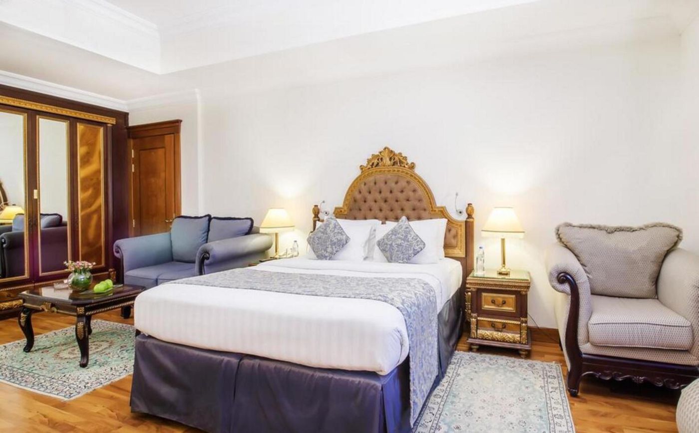 Grand-Excelsior-Bur-Dubai-Room-12