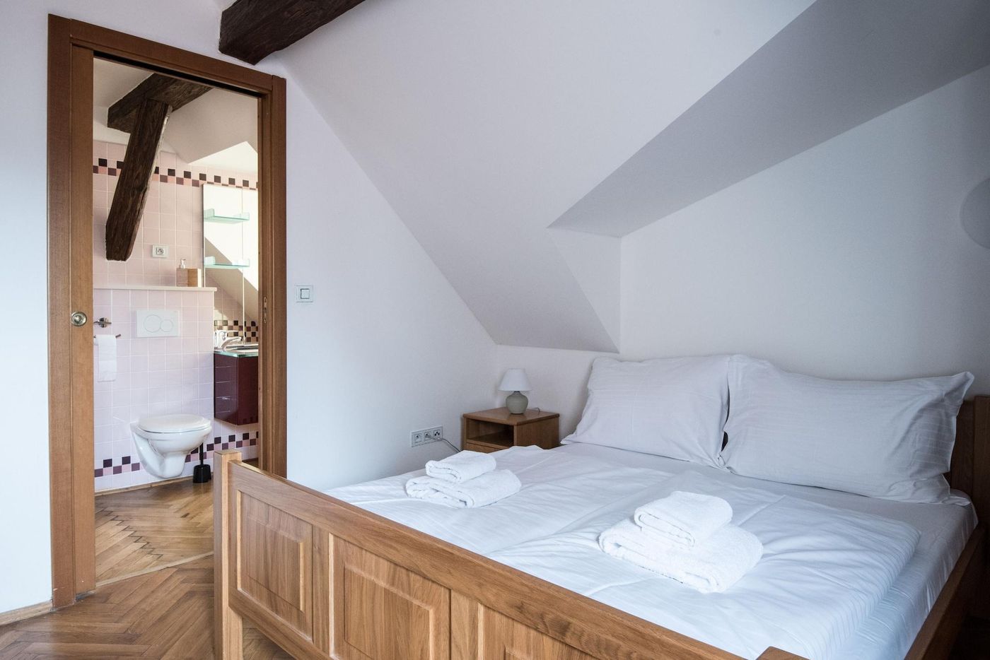 Boutique-Apartments-White-Swan-Room-56