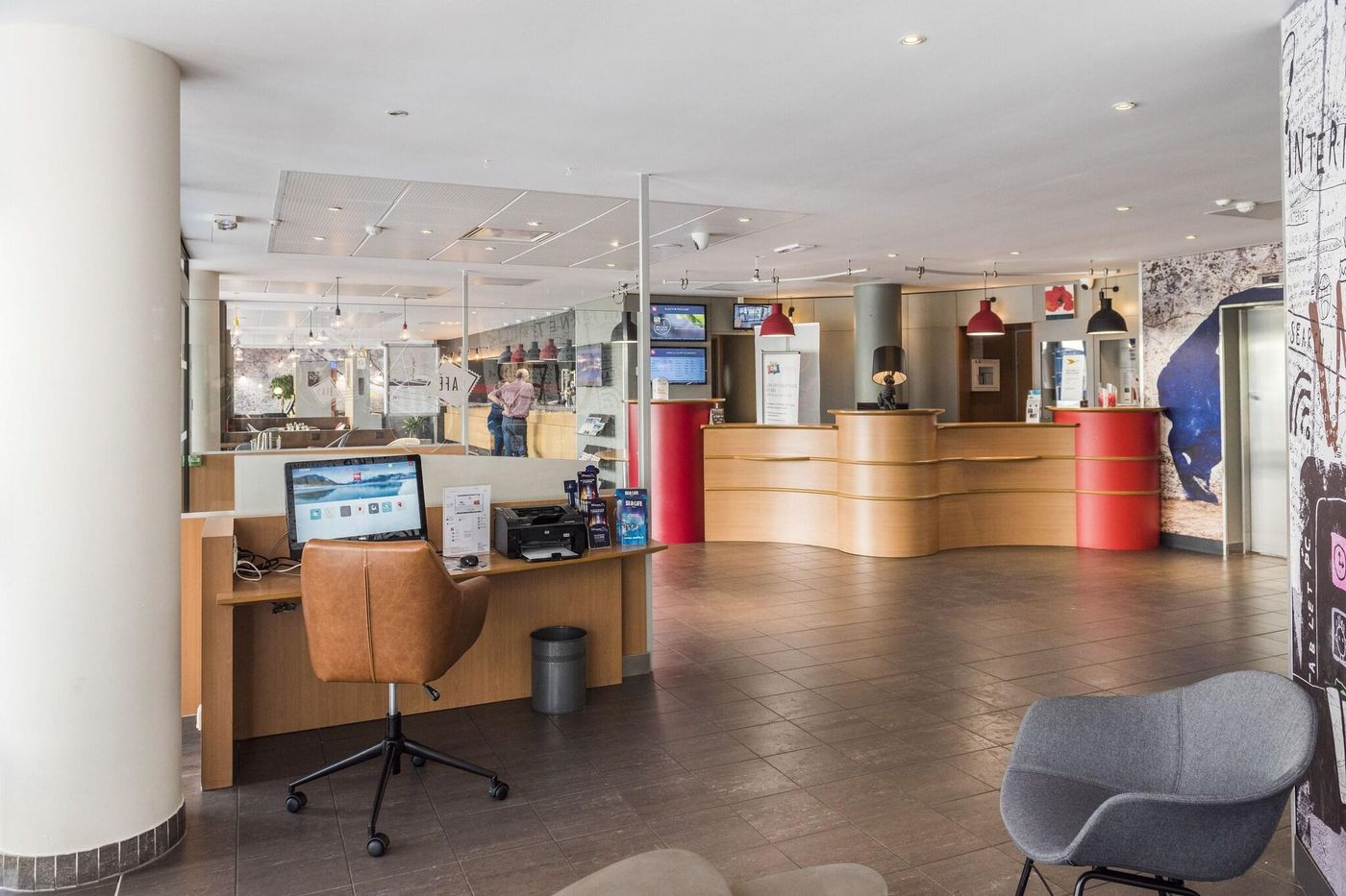 Ibis-Marne-la-Vallee-Val-d-Europe-Lobby-2