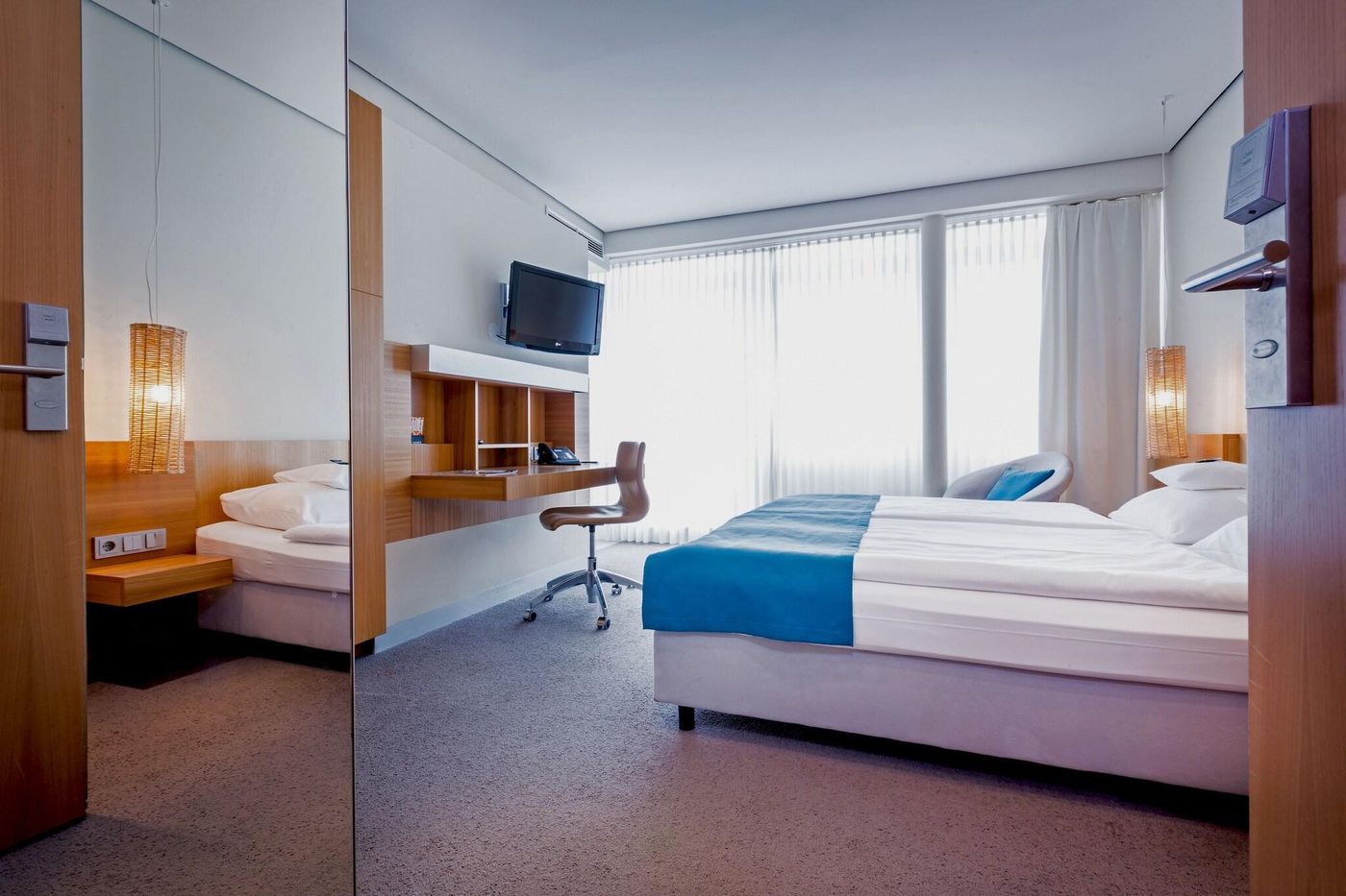 Lindner-Hotel-Berlin-Ku-damm--part-of-JdV-by-Hyatt-Room-11