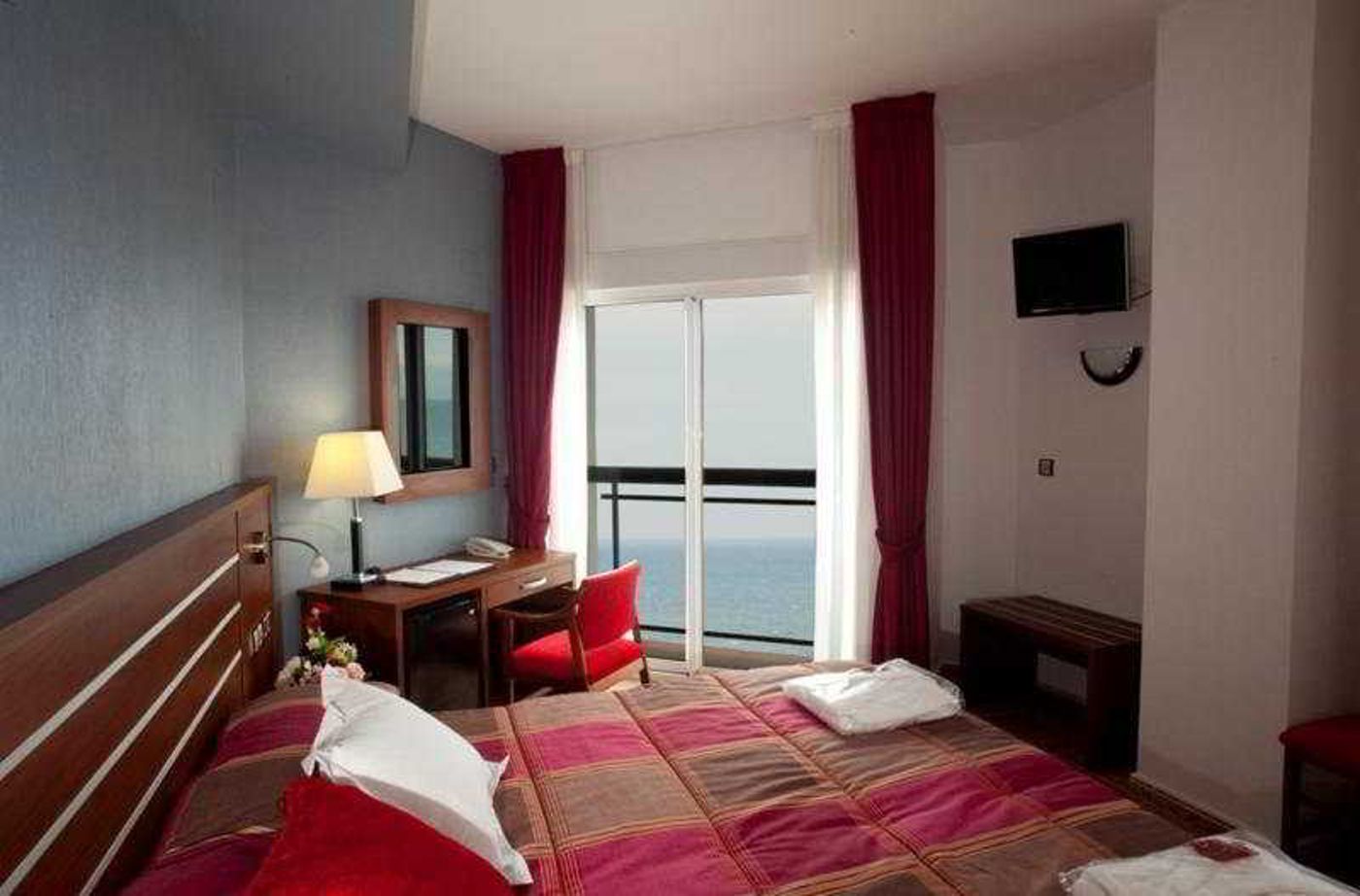 La-Familia-Gallo-Rojo-Room-7