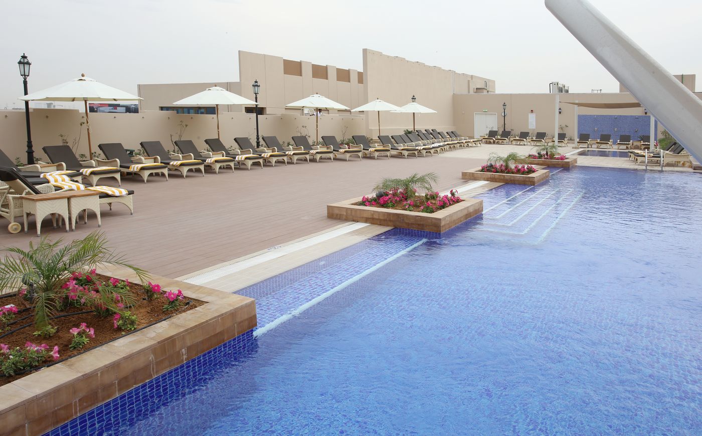 Metropolitan-Hotel-on-Sheikh-Zayed-Road-Dubai-Pool-5