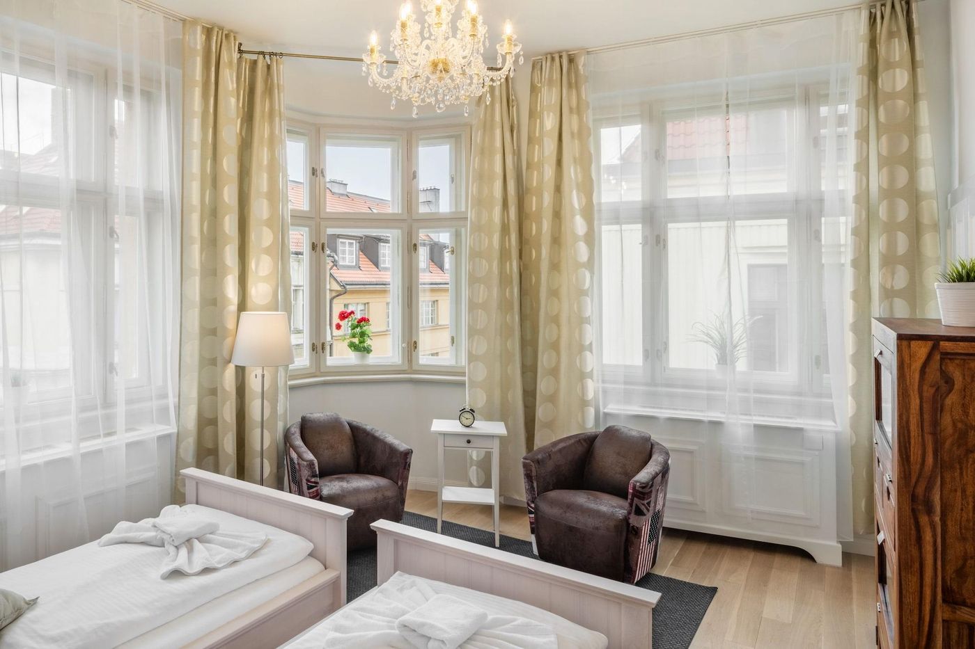 Old-Town-Square-Apartments-Room-19