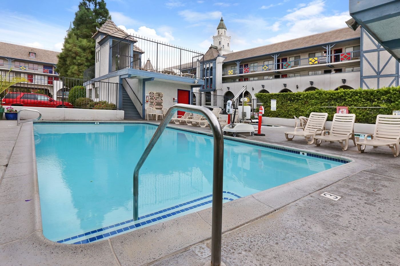 Castle-Inn-and-Suites-Pool-30