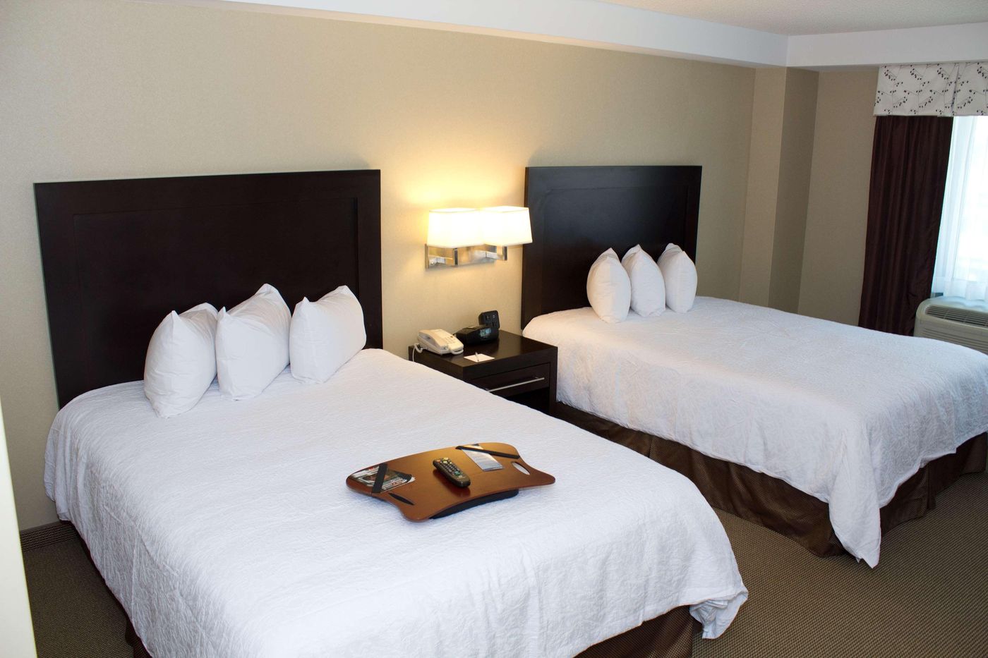 Hampton-Inn---Suites-Boston-Crosstown-Center-Room-10