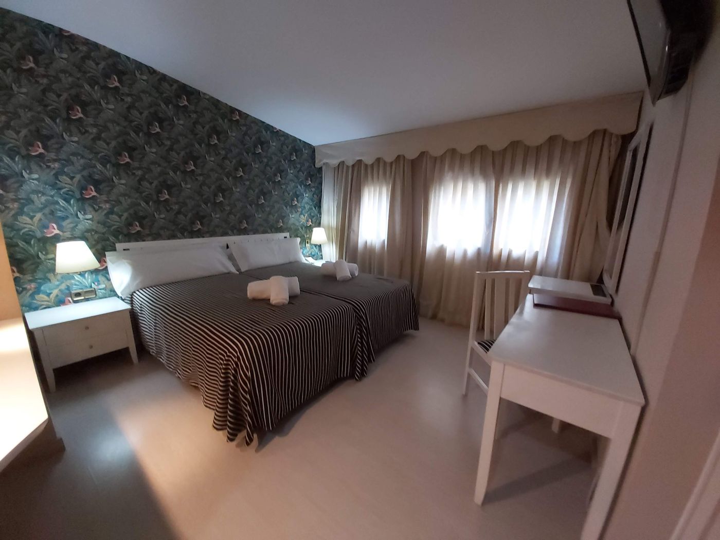 El Castell Hotel-Spain-SANT BOI DE LLOBREGAT-Room-9