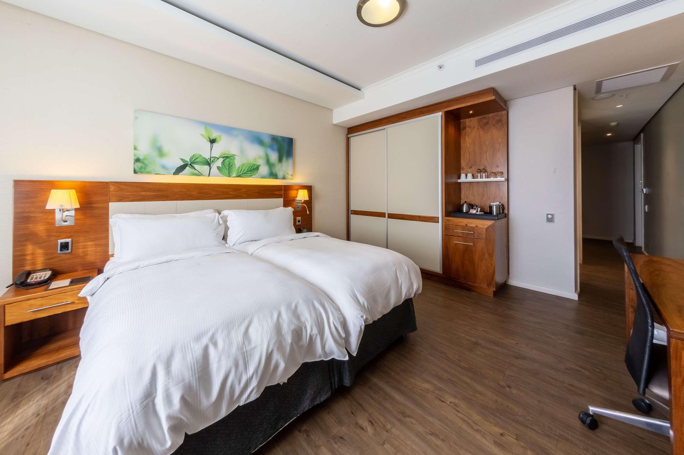 Doubletree-by-Hilton-Cape-Town-Room-7