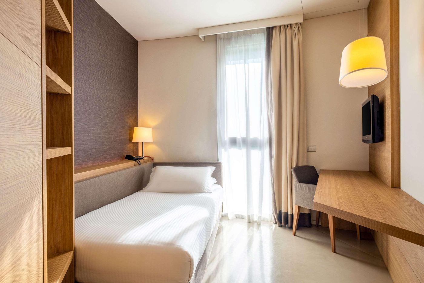 Quality Hotel San Martino-Italy-Garbagnate Monastero-Room-8