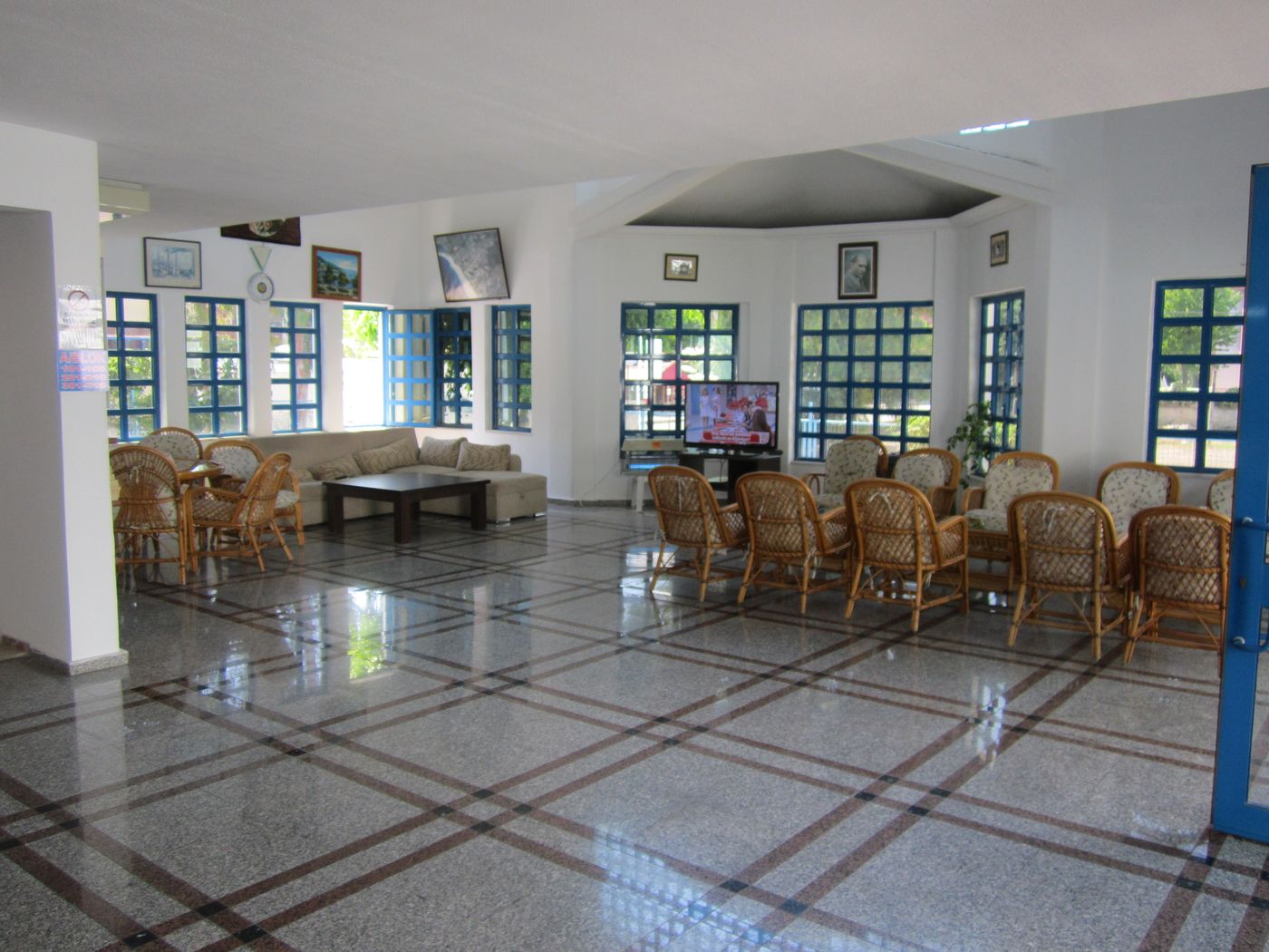 Aymes-Hotel-Lobby-15