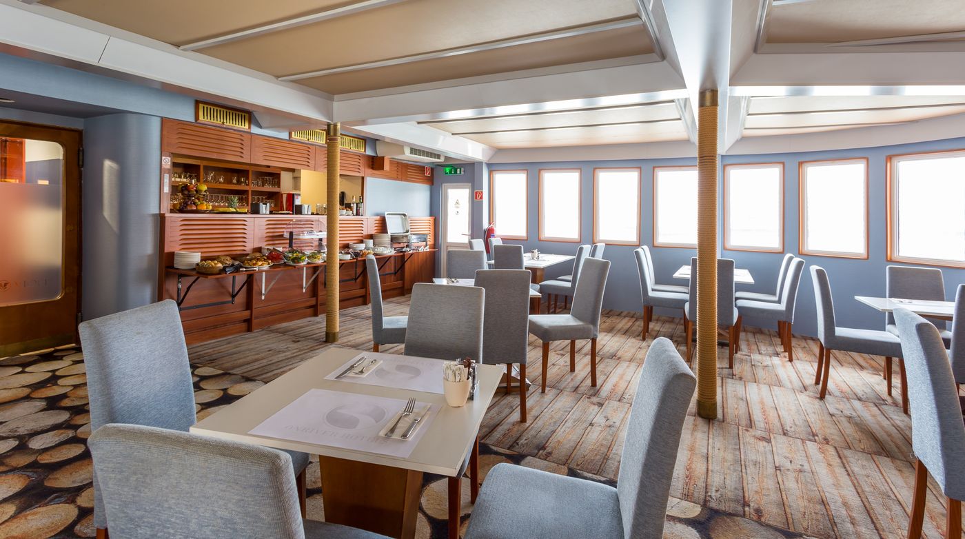 Grand-Jules-Boat-Hotel-Budapest-Restaurant-35