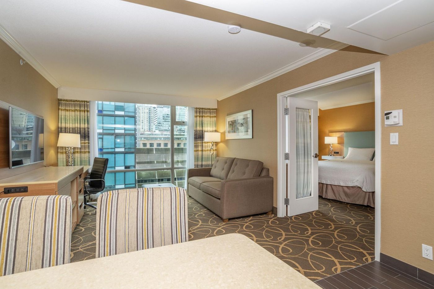 Hampton-Inn---Suites-By-Hilton-Vancouver-Downtown-Room-10