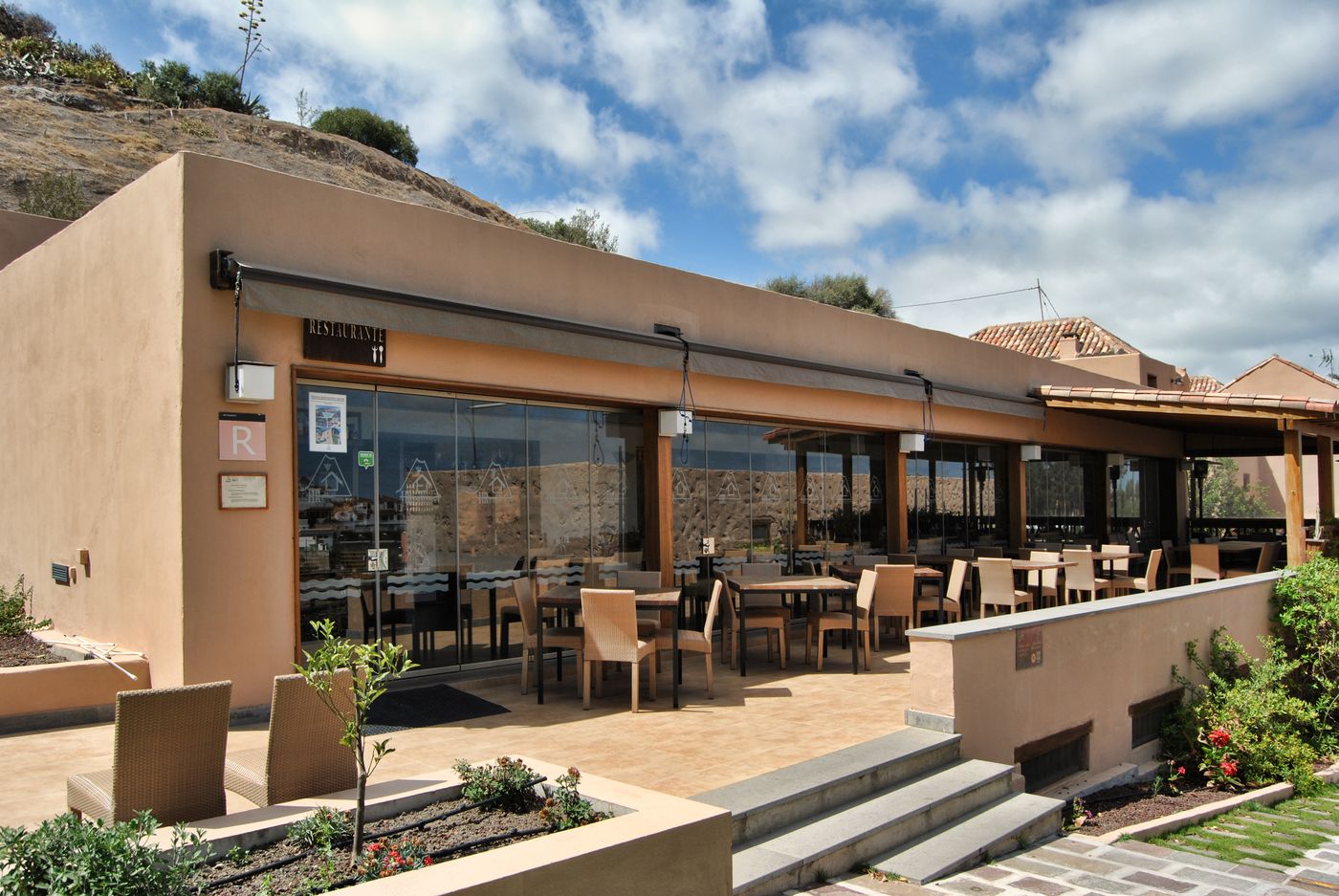 Hotel-Rural-El-Mondalon-Restaurant-10