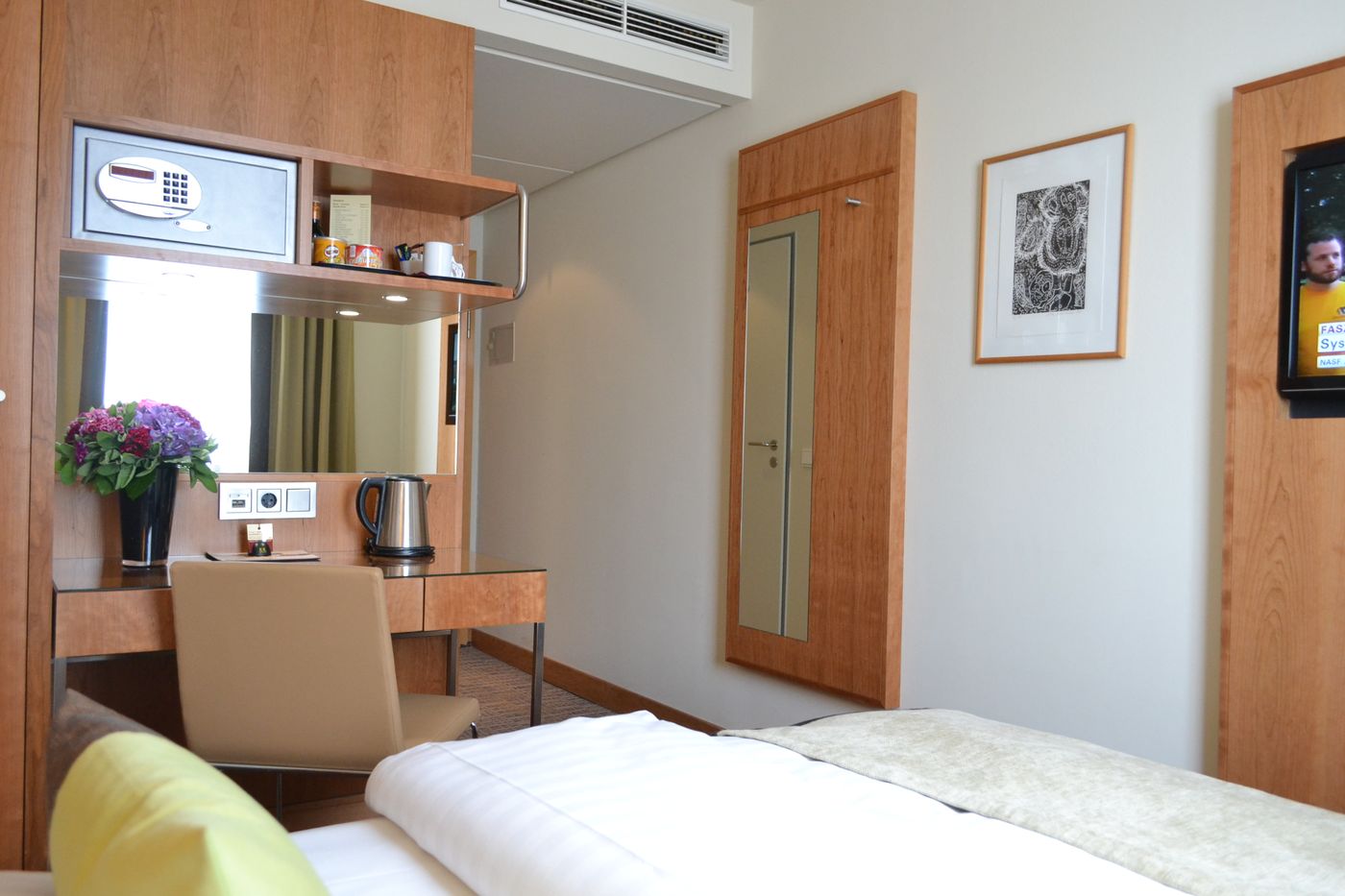 K-K-Hotel-am-Harras-Room-26