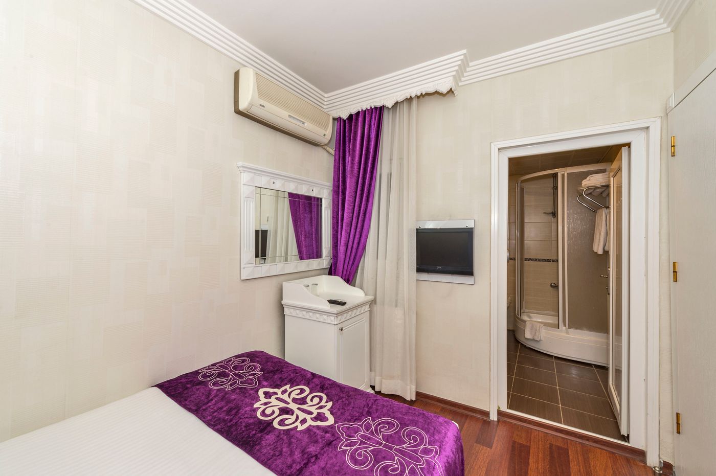 Istanbul-Holiday-Hotel-Room-19