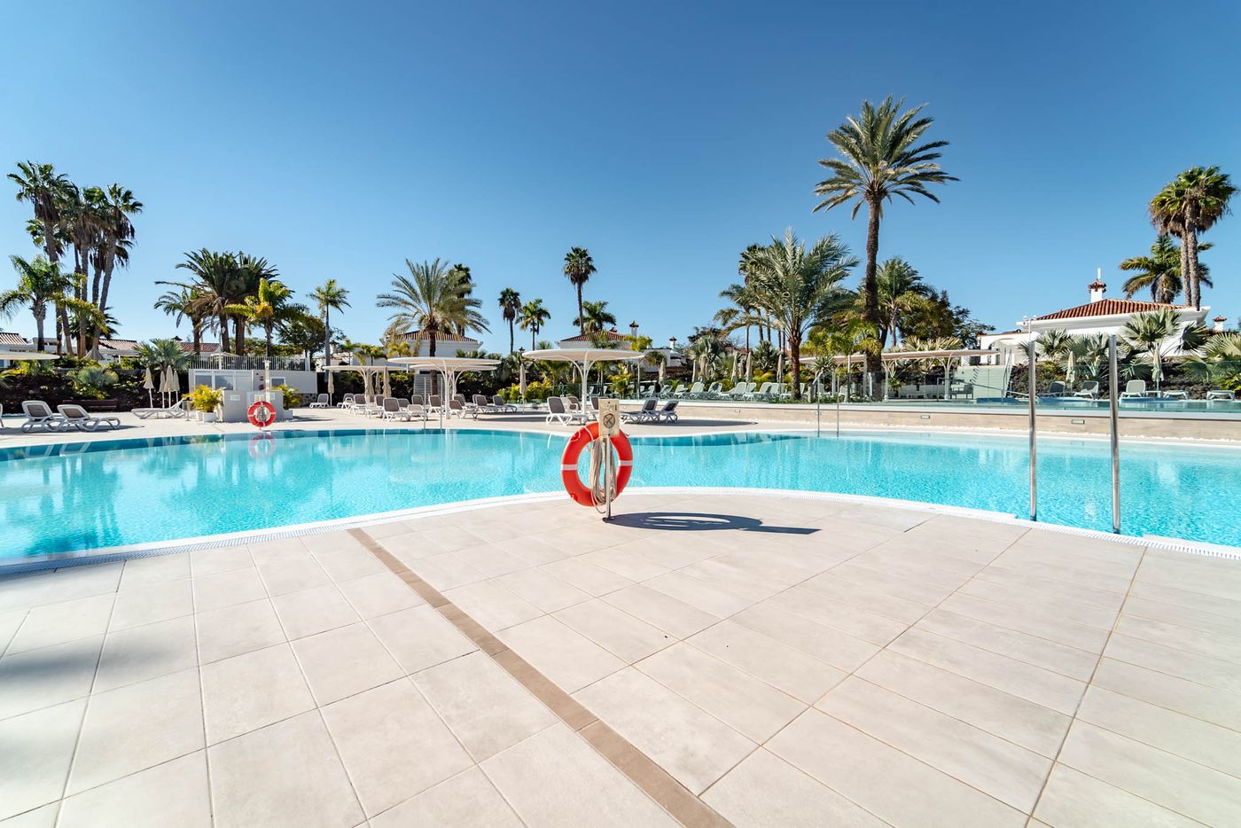 Hotel-LIVVO-Dunagolf-Suites-Pool-2