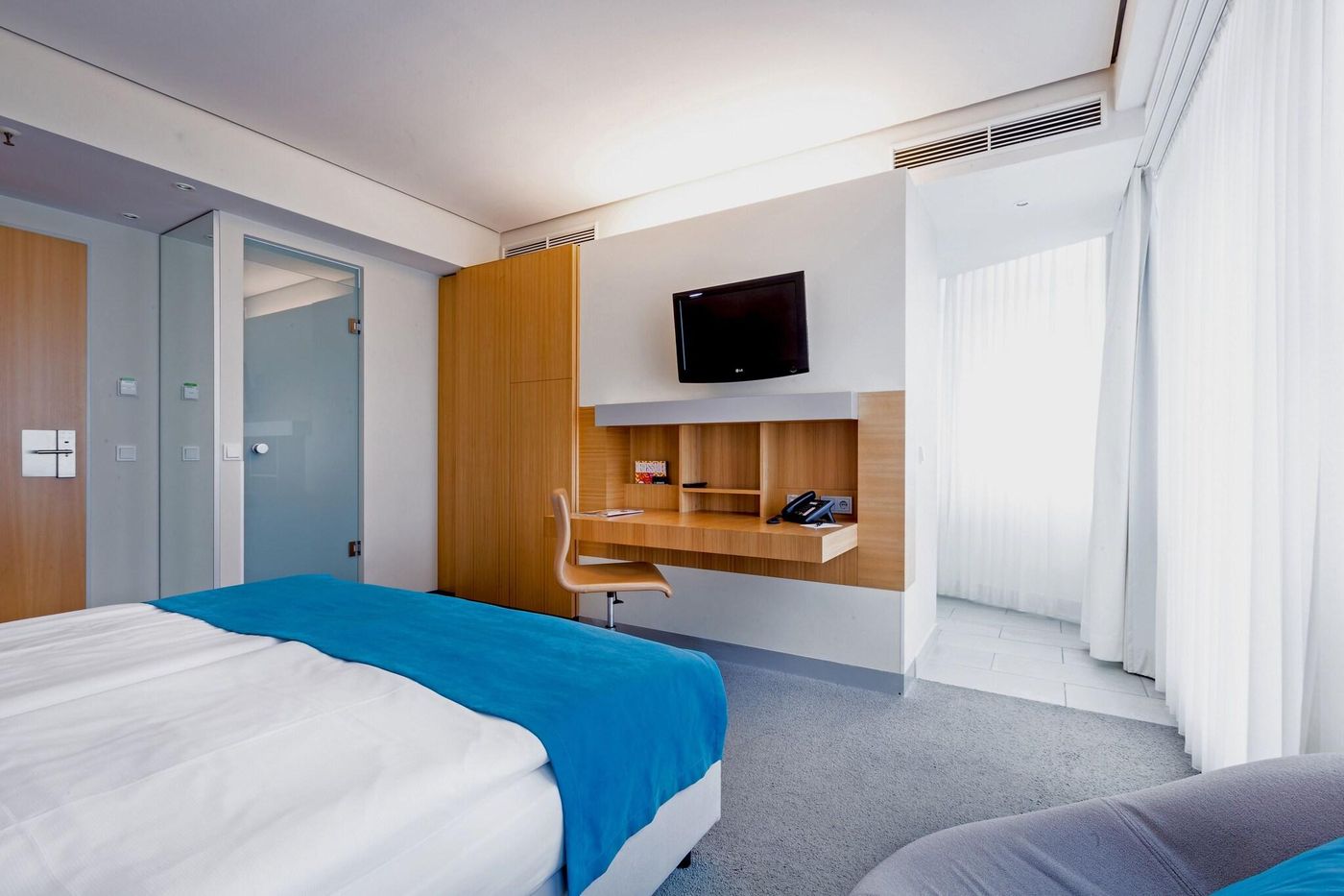 Lindner-Hotel-Berlin-Ku-damm--part-of-JdV-by-Hyatt-Room-26