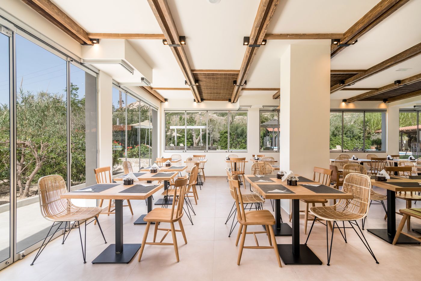 Matala-Bay-Restaurant-42