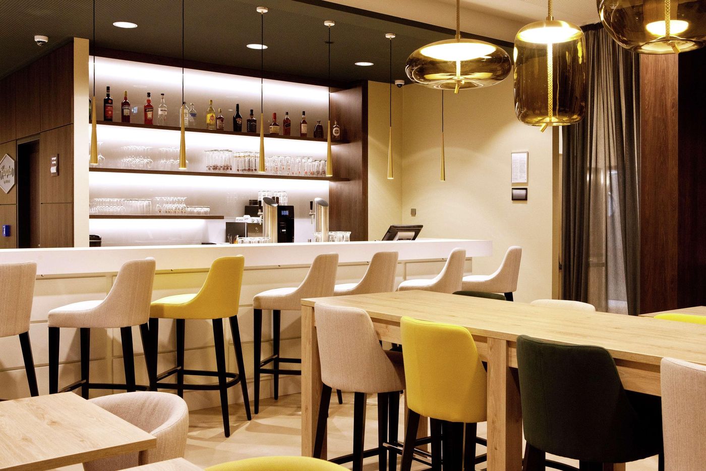 Hampton-by-Hilton-Berlin-City-East-Side-Gallery-Bar-10