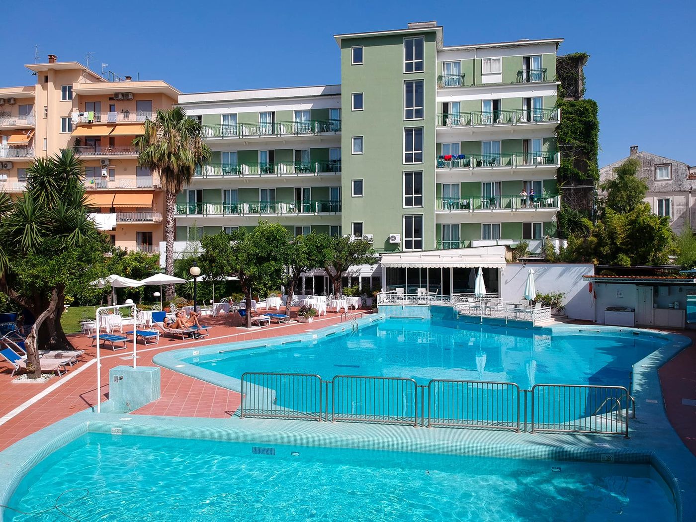 Carlton-International-Pool-2