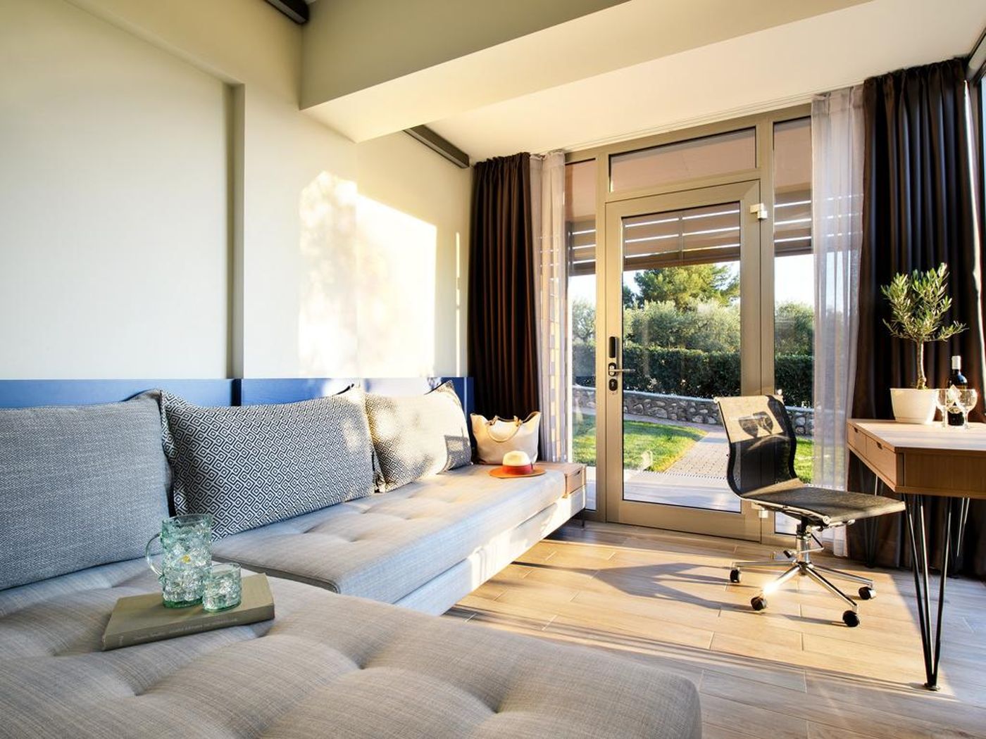 Blue-Dolphin-Room-25