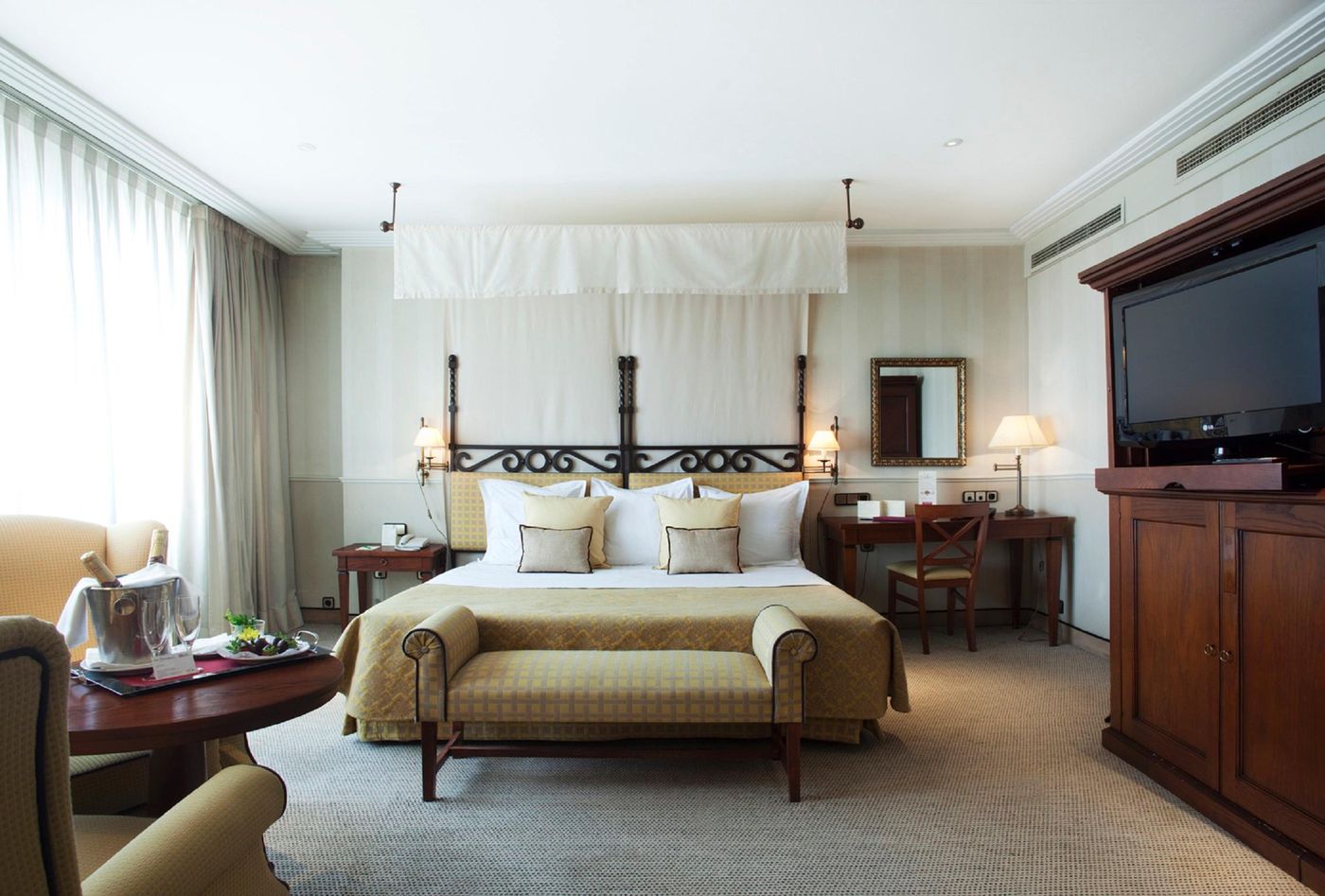 Courtyard-Madrid-Princesa-Room-25