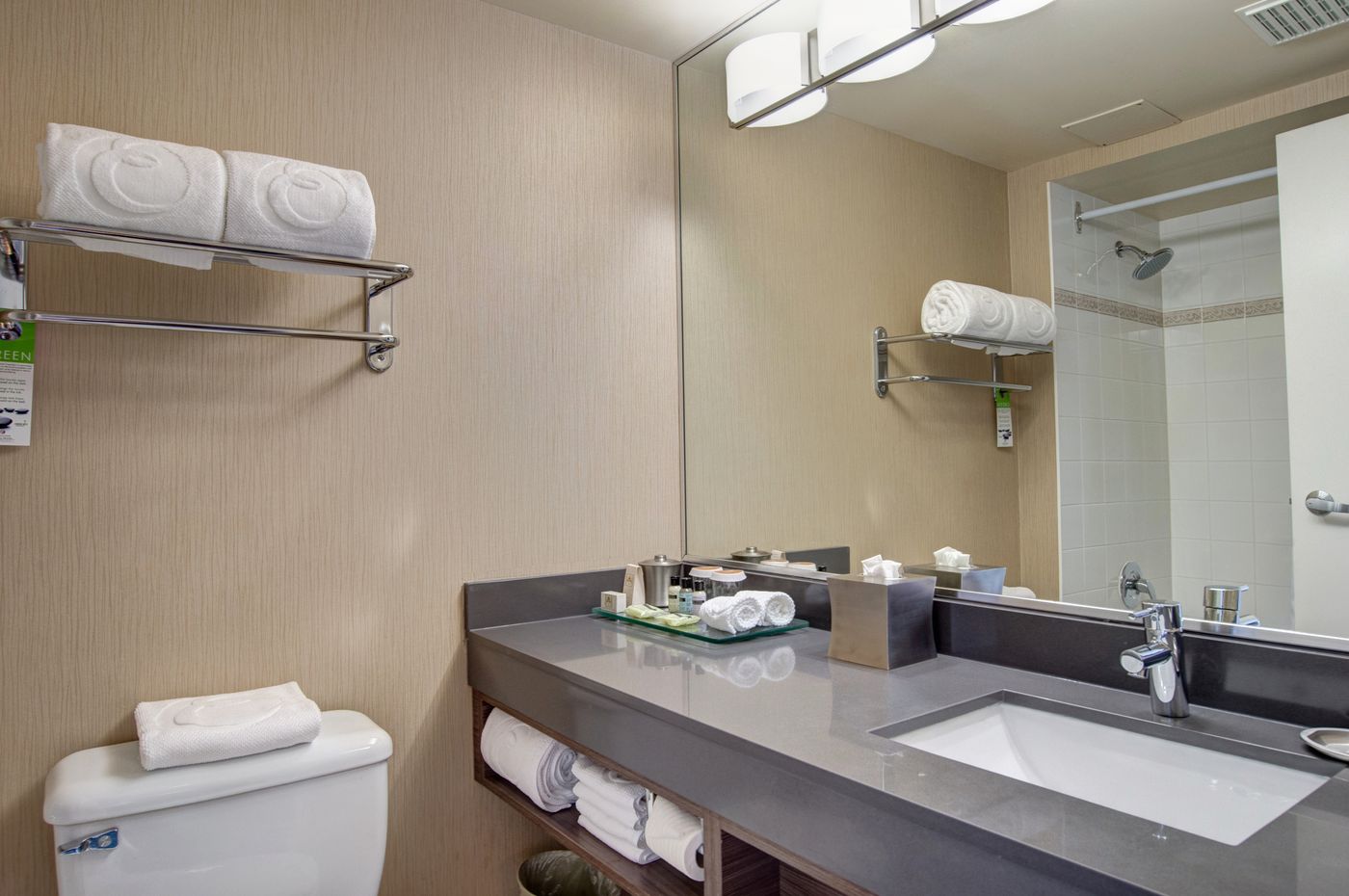 Executive-Plaza-Hotel-Conference-Centre-Coquitlam-BC-Room-32