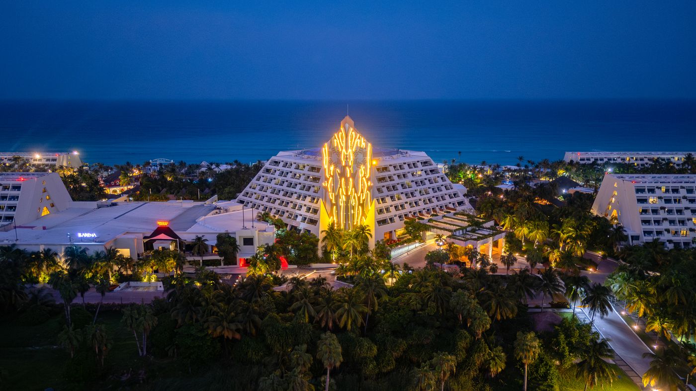 The-Pyramid-at-Grand-Oasis-General-view-15