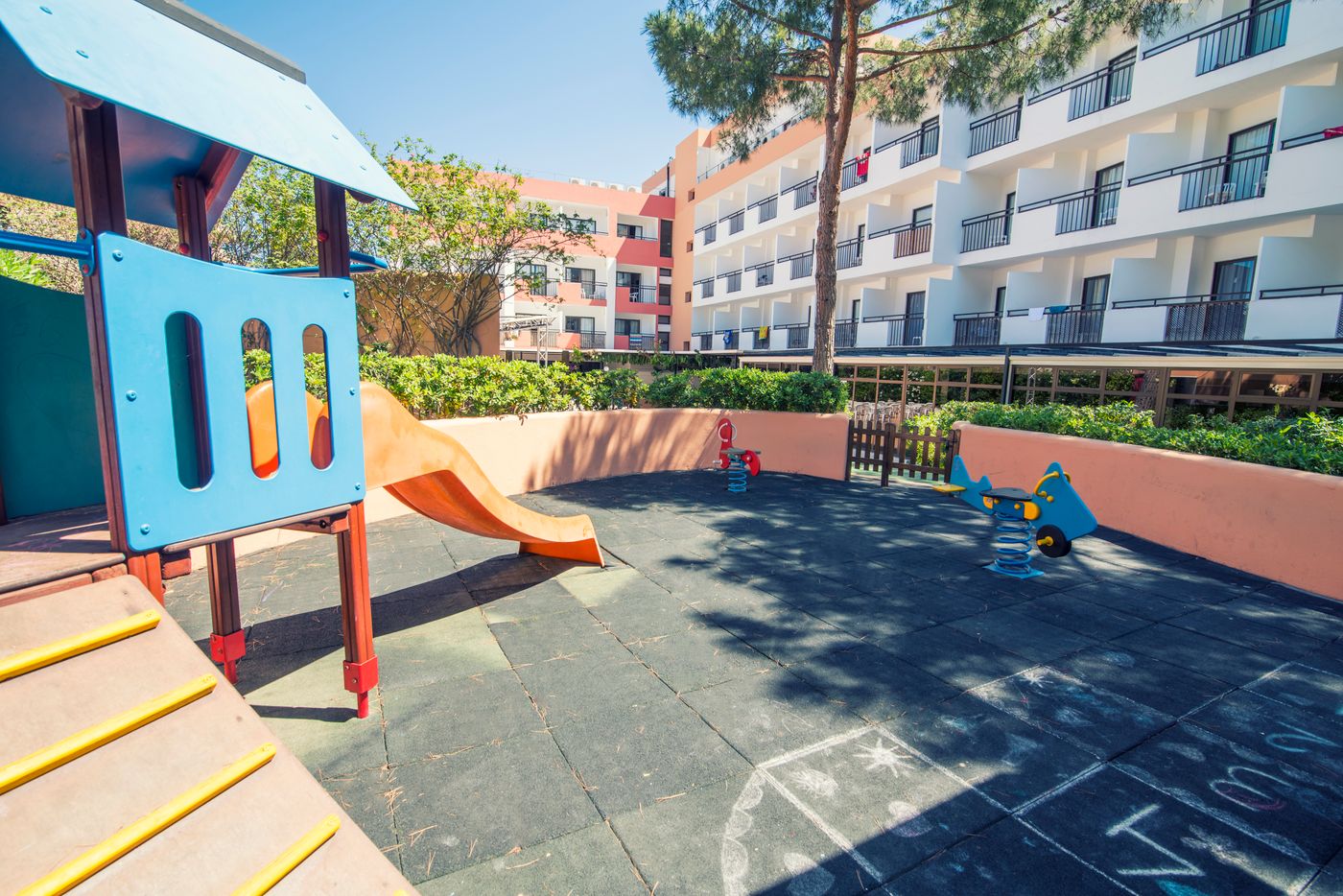 Azuline-Hotel-Mar-Amantis-Sports-and-Entertainment-56