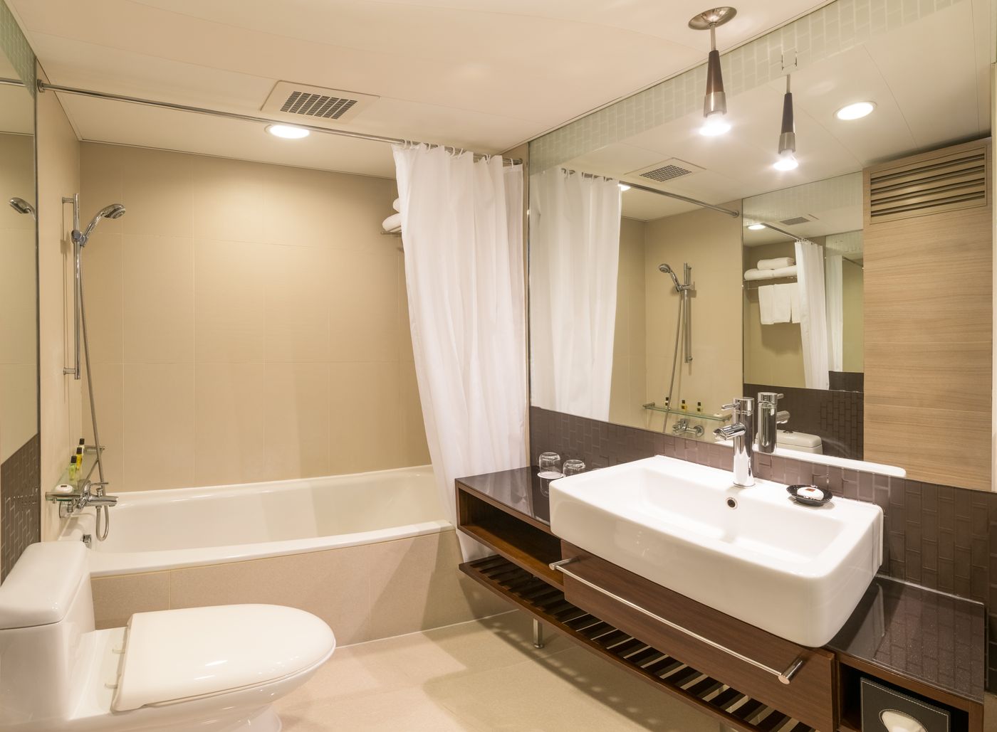 Kowloon-Harbourfront-Hotel-Room-15