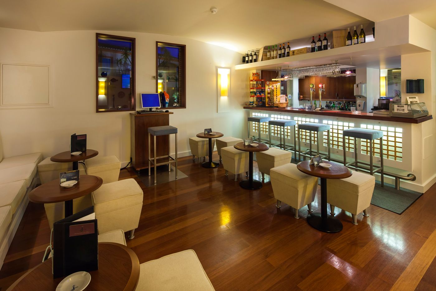 Costa-d-Oiro-Ambiance-Village-Bar-62