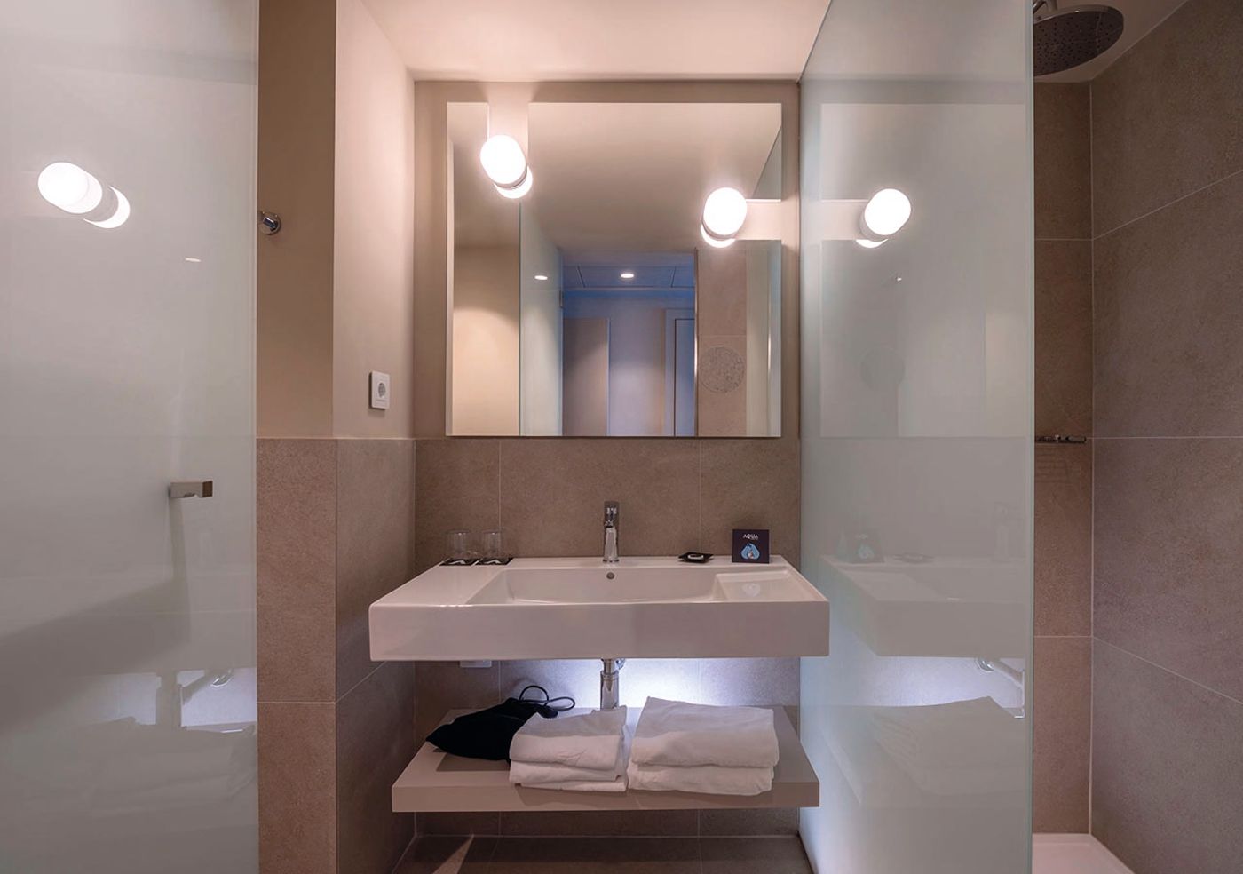 Aqua-Hotel-Promenade-Room-38