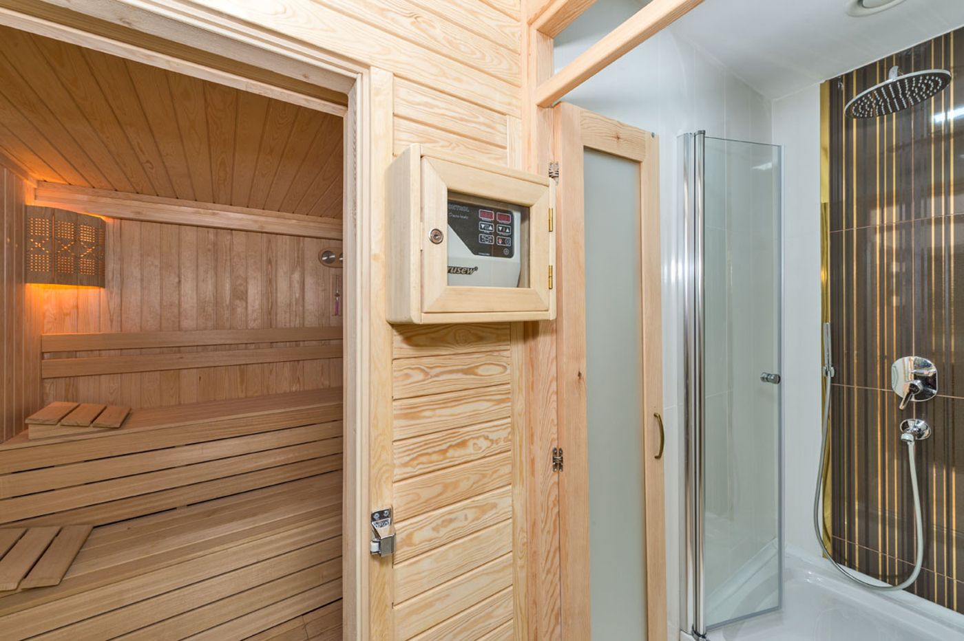 Aprilis-Gold-Hotel-Lobby-47