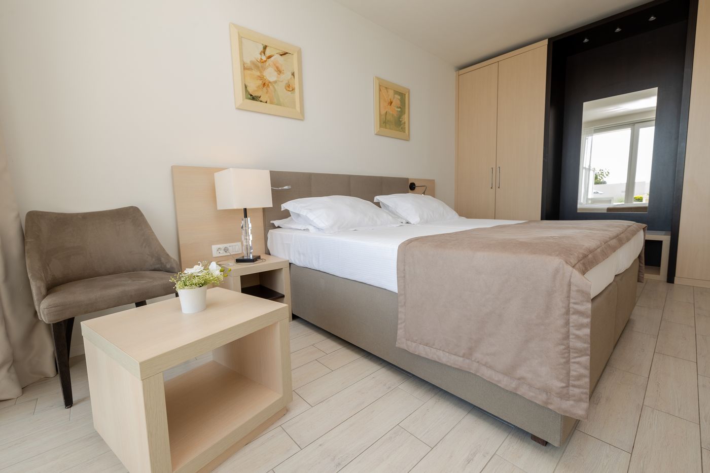 Romana-Beach-Apartments-Room-25